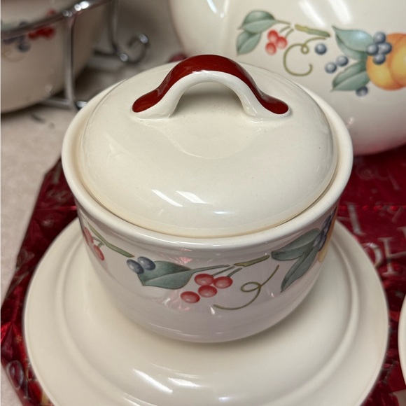 Corelle coordinates abundance sugar bowl. Cream with fruit details. - Picture 2 of 6